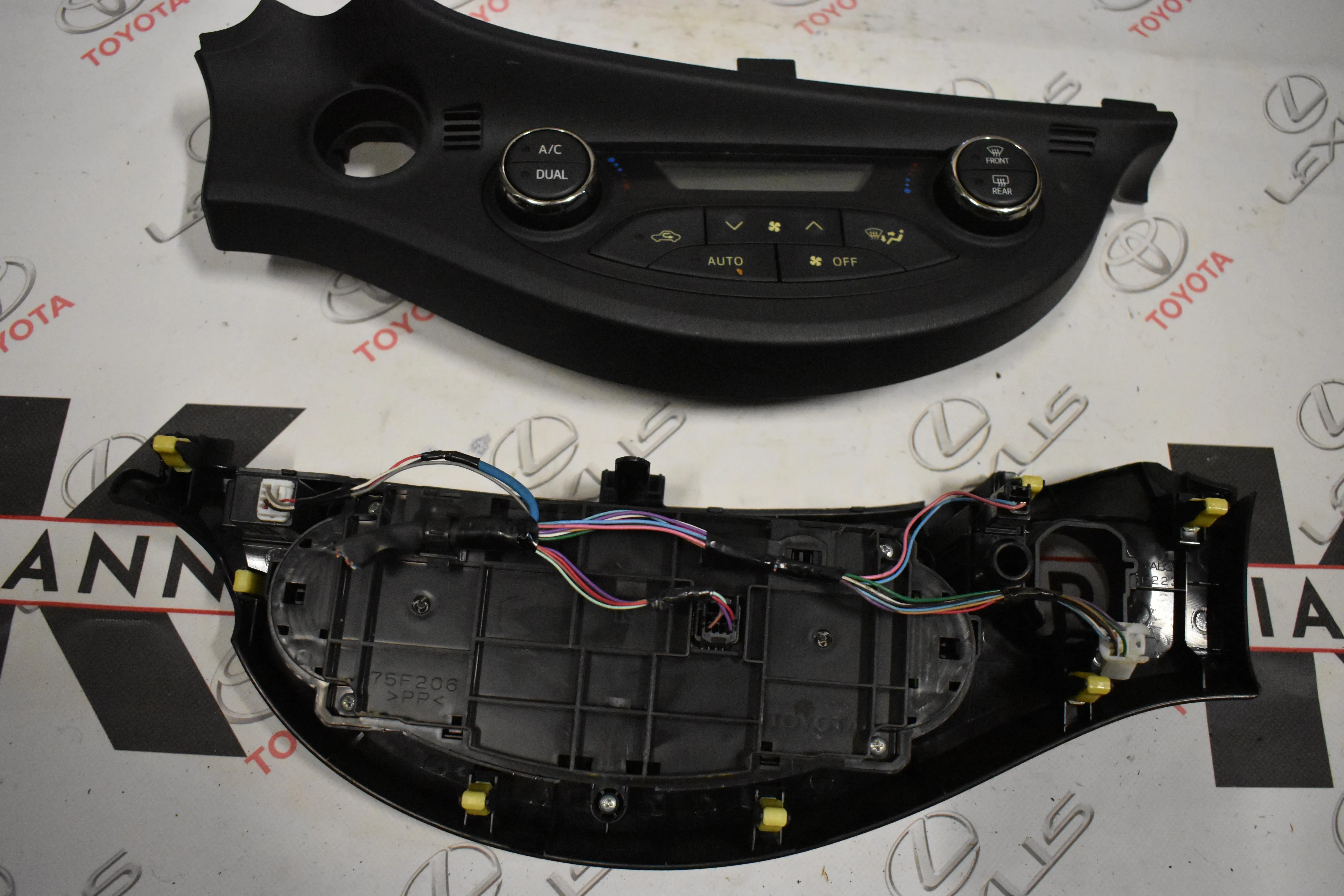 ΚΟΝΣΟΛΑ Toyota Yaris 2014 – 2016