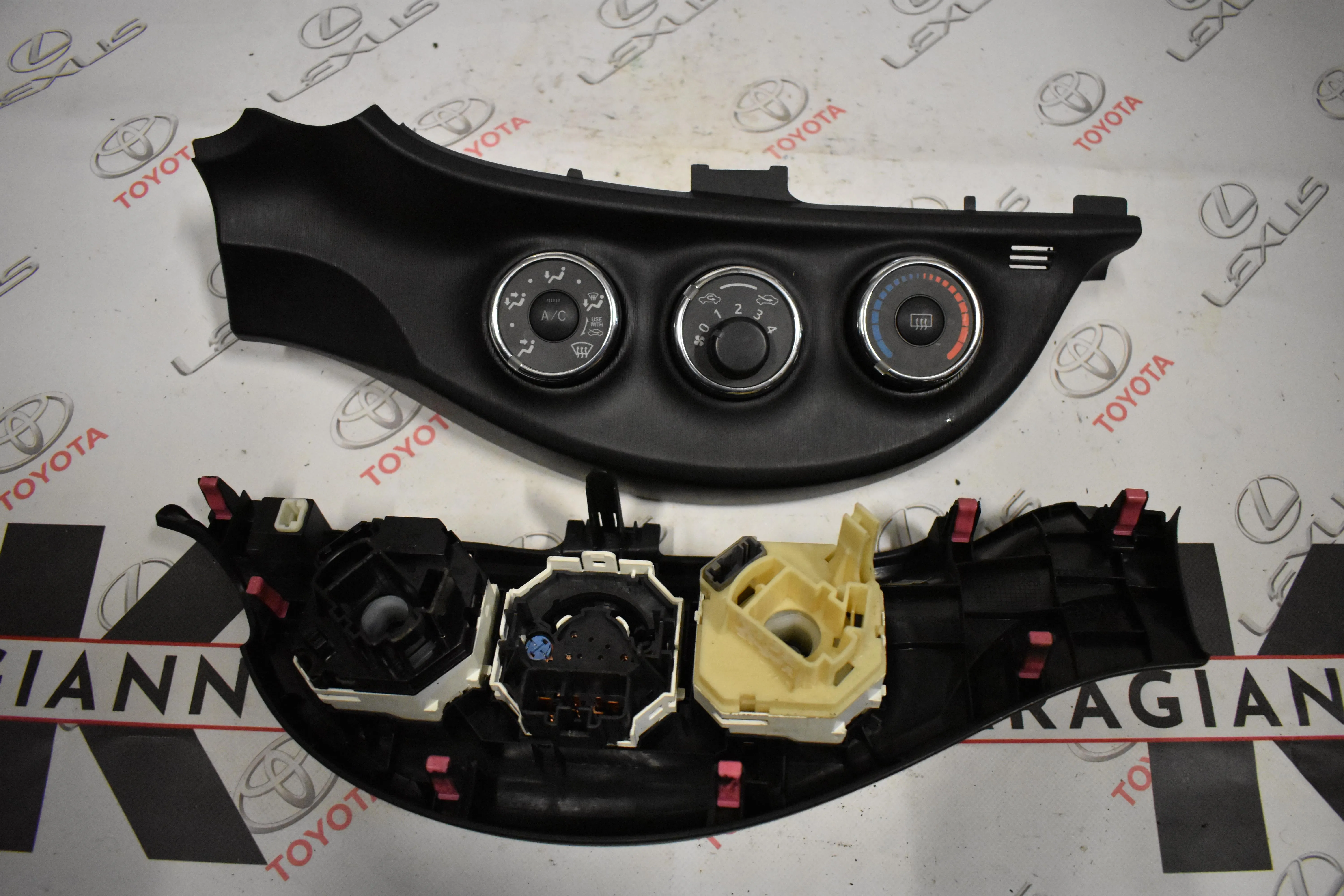 ΚΟΝΣΟΛΑ Toyota Yaris 2014 – 2017