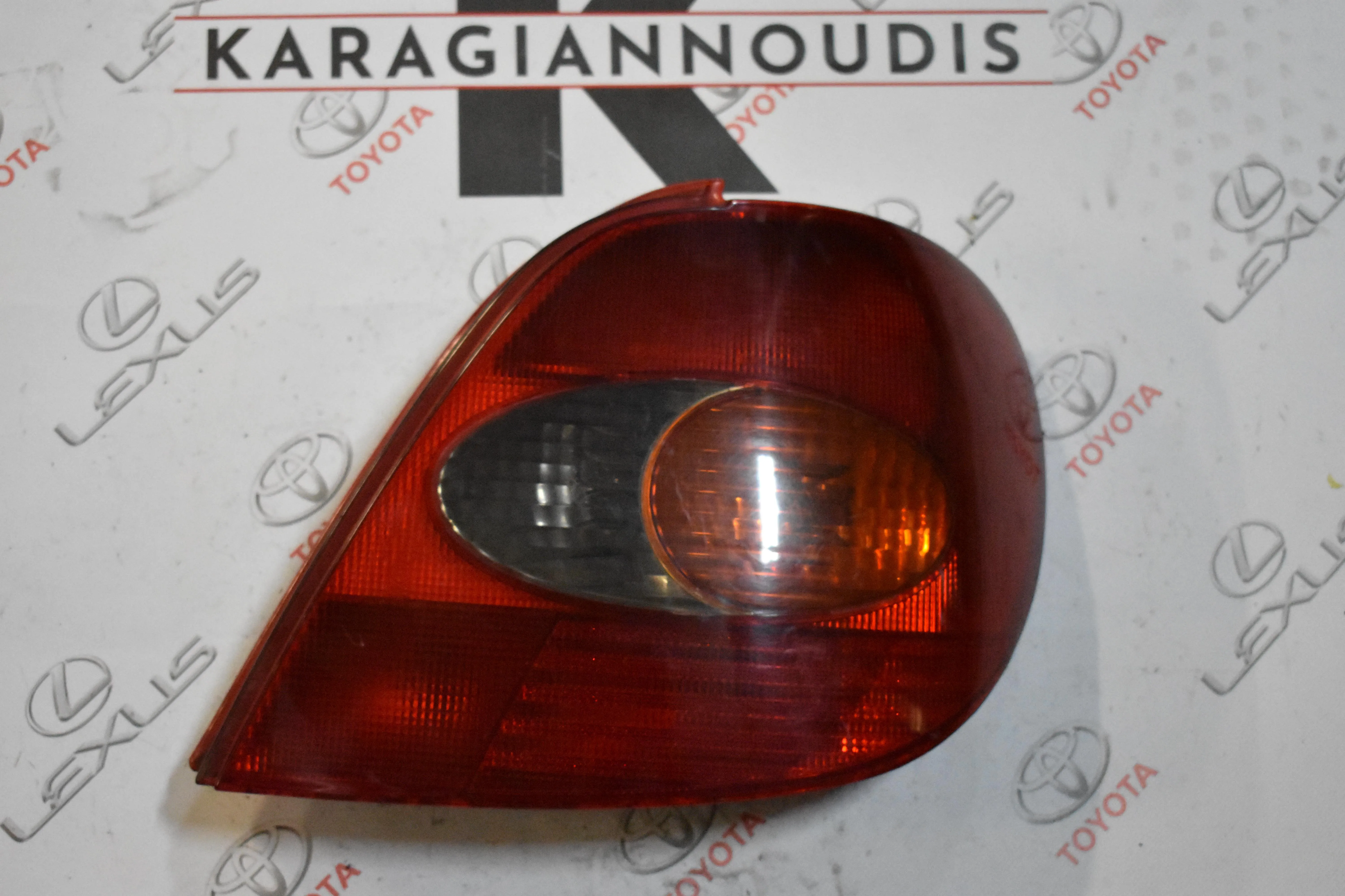 ΦΑΝΑΡΙ -Ο- ΔΕΞΙ Toyota AVENSIS  L/B 1997 – 1999