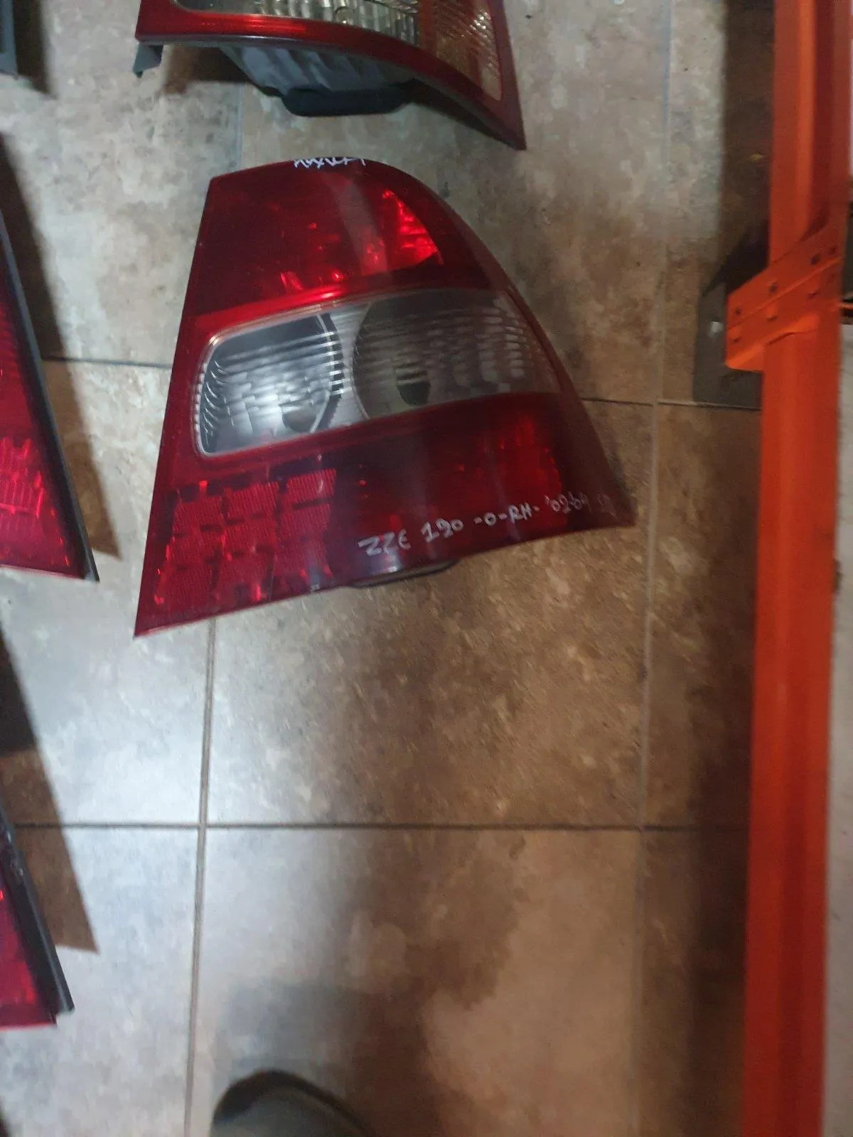 ΦΑΝΑΡΙ -Ο- ΔΕΞΙ Toyota COROLLA  ZZE120 SDN 2002 – 2004