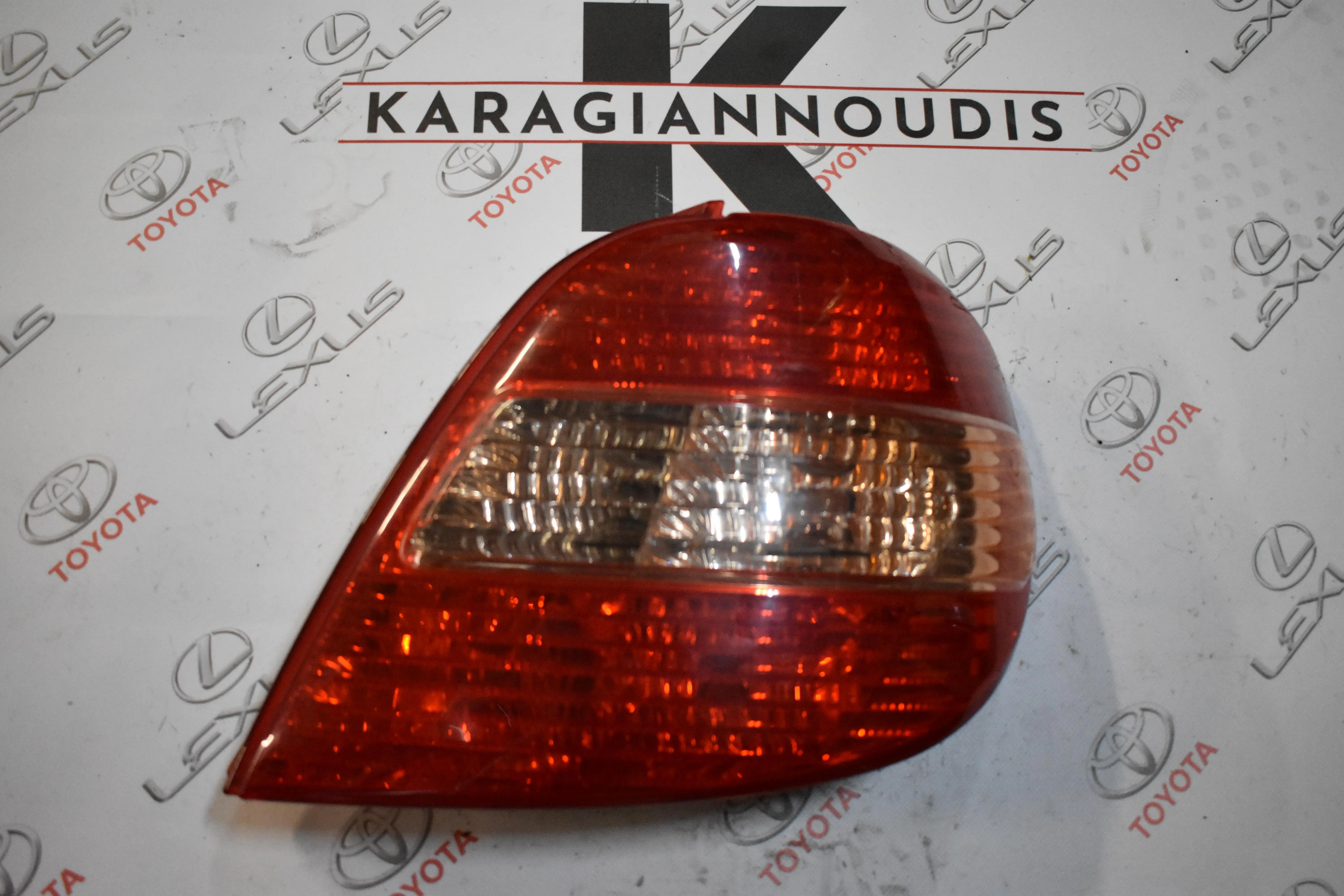 ΦΑΝΑΡΙ -Ο- ΔΕΞΙ Toyota AVENSIS  L/B 2000 – 2002
