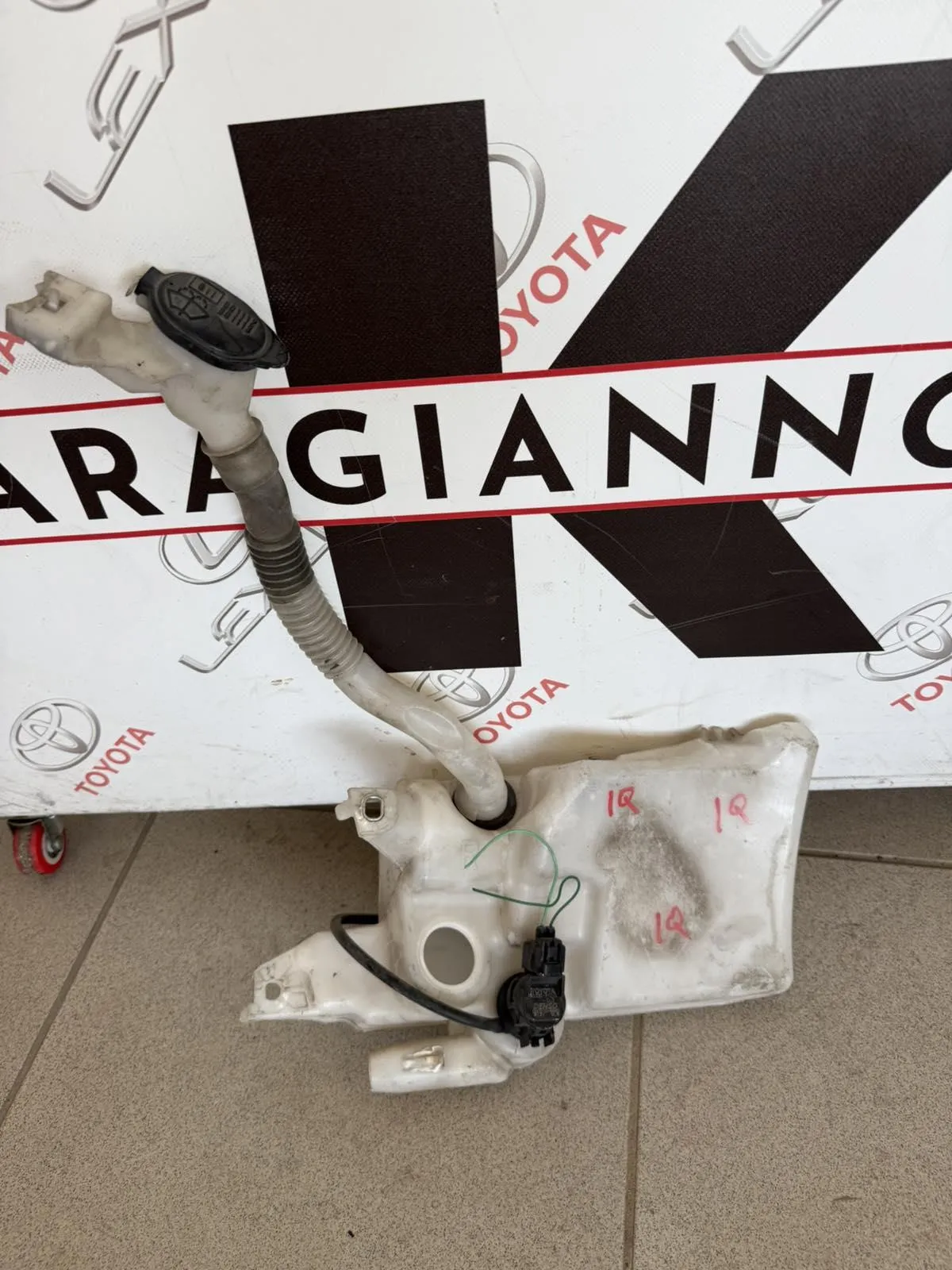 ΔΟΧΕΙΟ ΝΕΡΟΥ ΥΑΛΟΚΑΘΑΡΙΣΤΗΡΩΝ Toyota iQ 2008 – 2014