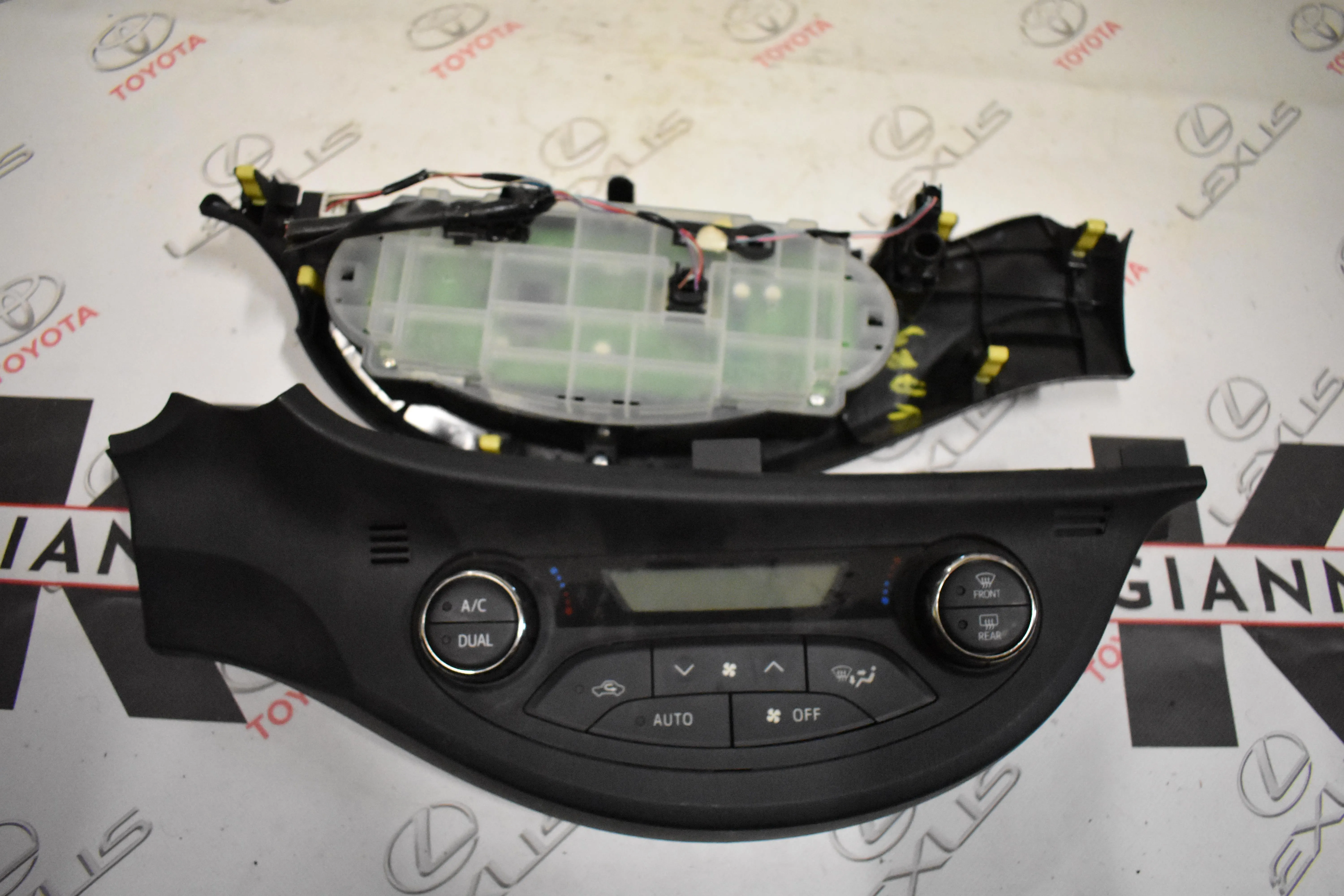 ΚΟΝΣΟΛΑ Toyota Yaris 2014 – 2016