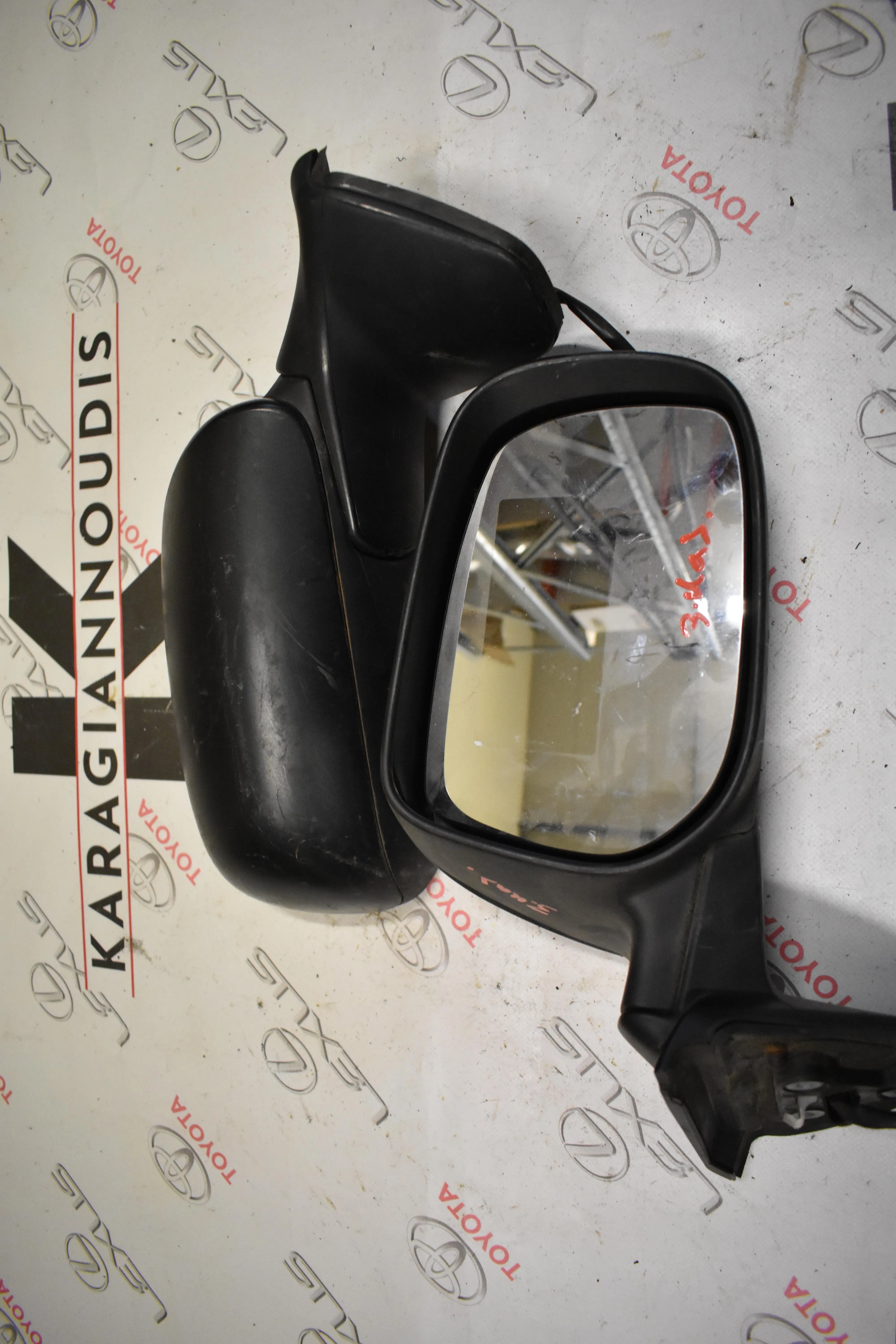 ΚΑΘΡΕΠΤΗΣ ΔΕΞΙΟΣ 3 ΚΑΛ Toyota Auris 2007 – 2010
