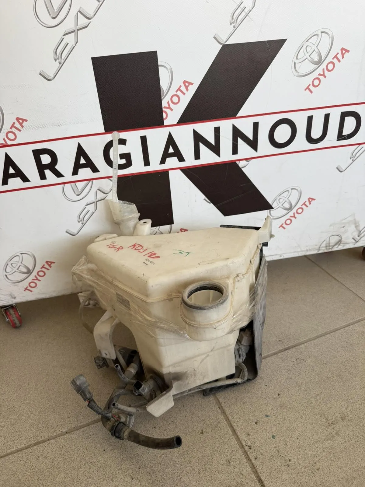 ΔΟΧΕΙΟ ΝΕΡΟΥ ΥΑΛΟΚΑΘΑΡΙΣΤΗΡΩΝ Toyota LAND CRUISER KDJ120 2003 – 2009